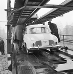 159460 Afbeelding van het parkeren van een auto op een dubbeldekwagen van een autoslaaptrein op het N.S.-station ...